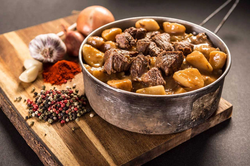 Goulash van rundvlees met gekookte aardappelen - Adventure Menu